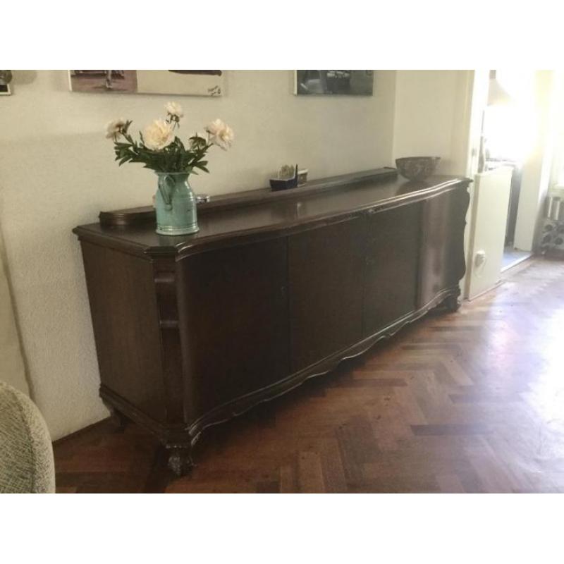 Wortelnoten dressoir, Chippendale stijl