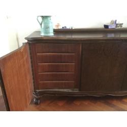 Wortelnoten dressoir, Chippendale stijl