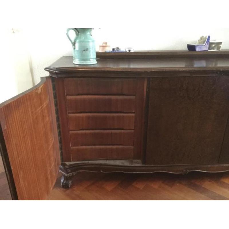 Wortelnoten dressoir, Chippendale stijl