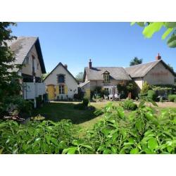 Woonhuis, twee gîtes, schuur en zwembad in de Bourgogne.