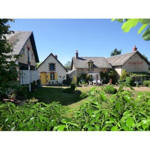 Woonhuis, twee gîtes, schuur en zwembad in de Bourgogne.