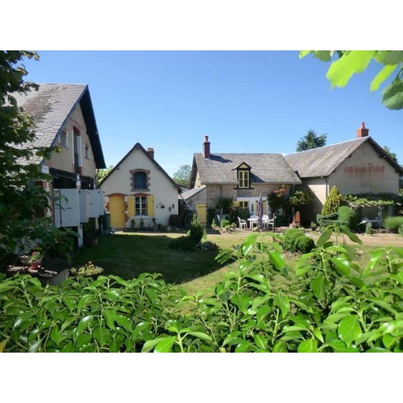 Woonhuis, twee gîtes, schuur en zwembad in de Bourgogne.
