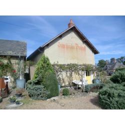 Woonhuis, twee gîtes, schuur en zwembad in de Bourgogne.
