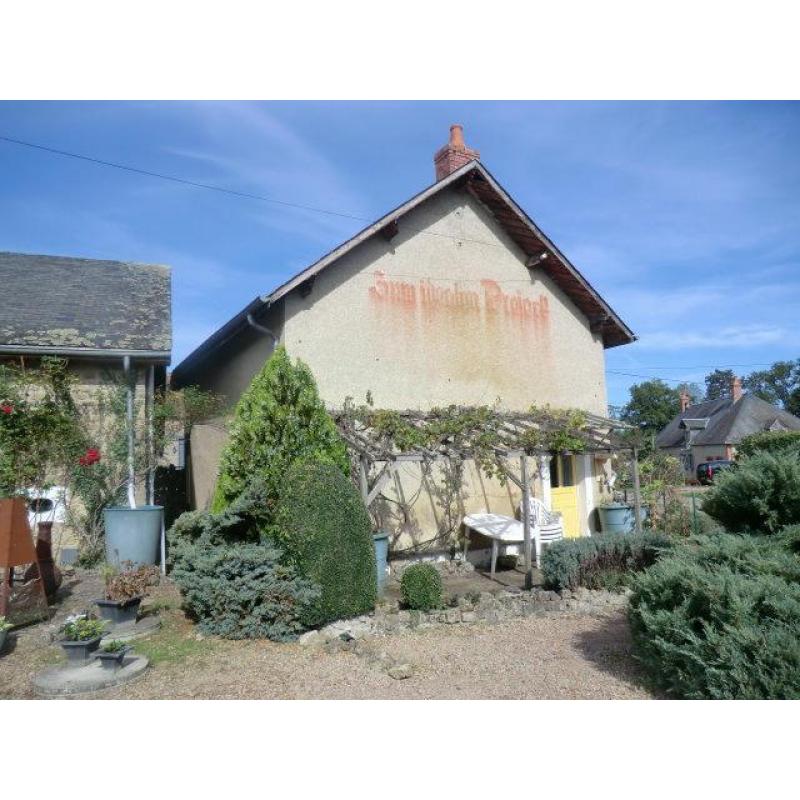Woonhuis, twee gîtes, schuur en zwembad in de Bourgogne.
