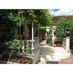 zeer groot huis met ommuurde tuin