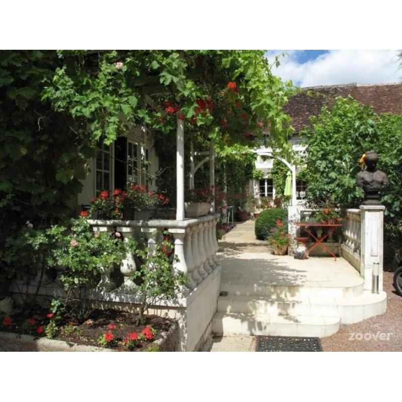 zeer groot huis met ommuurde tuin