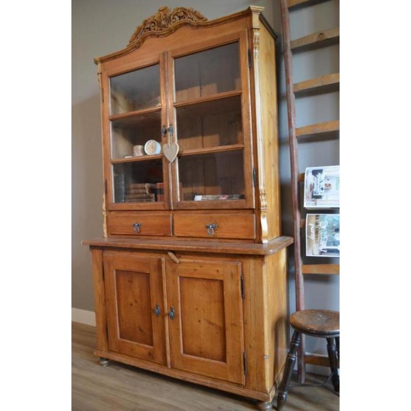 Brocante/landelijke kuif buffetkast, antieke grenen kast