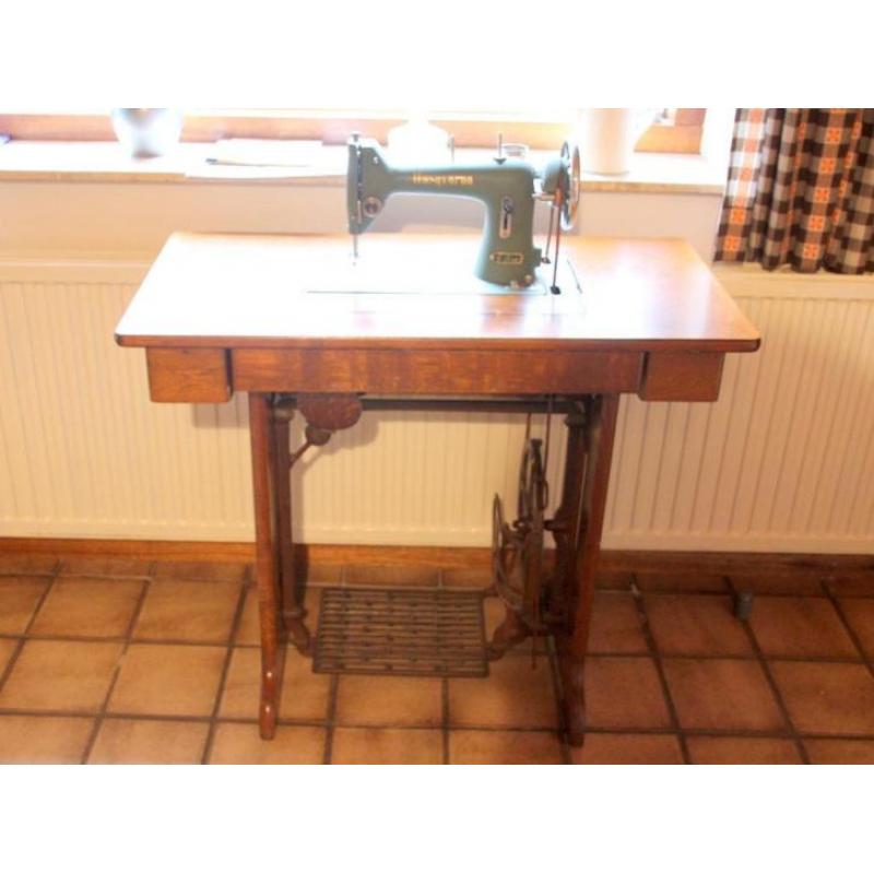 Oude trapnaaimachine
