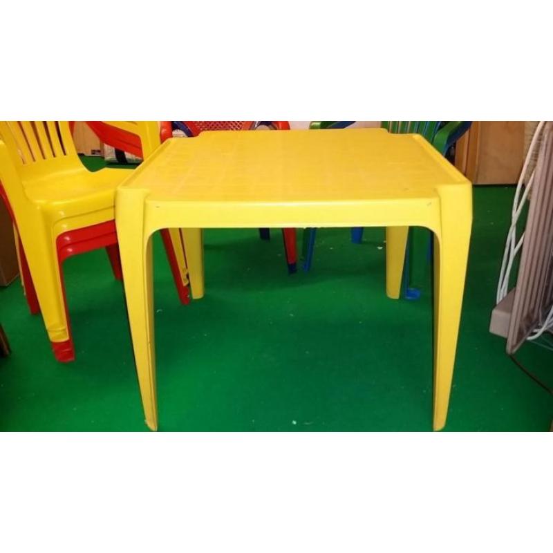 Set van 8 (6xJardin) kindertuinstoelen en 1 tafel