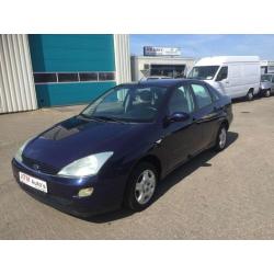 Ford Focus 1.8-16V Ghia Sedan bj 2000 Airco ! 875,-euro !