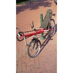 Prachtige rode ligfiets Challenge Focus Sport met onderstuur