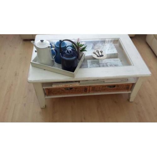 Brocante style salontafel met rietenmanden erin & glasplaat