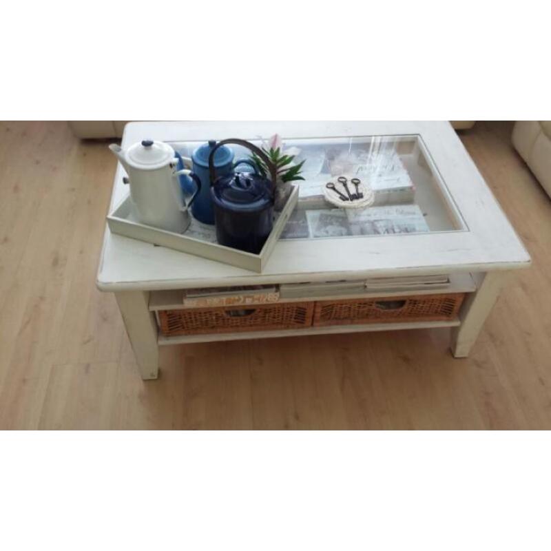 Brocante style salontafel met rietenmanden erin & glasplaat