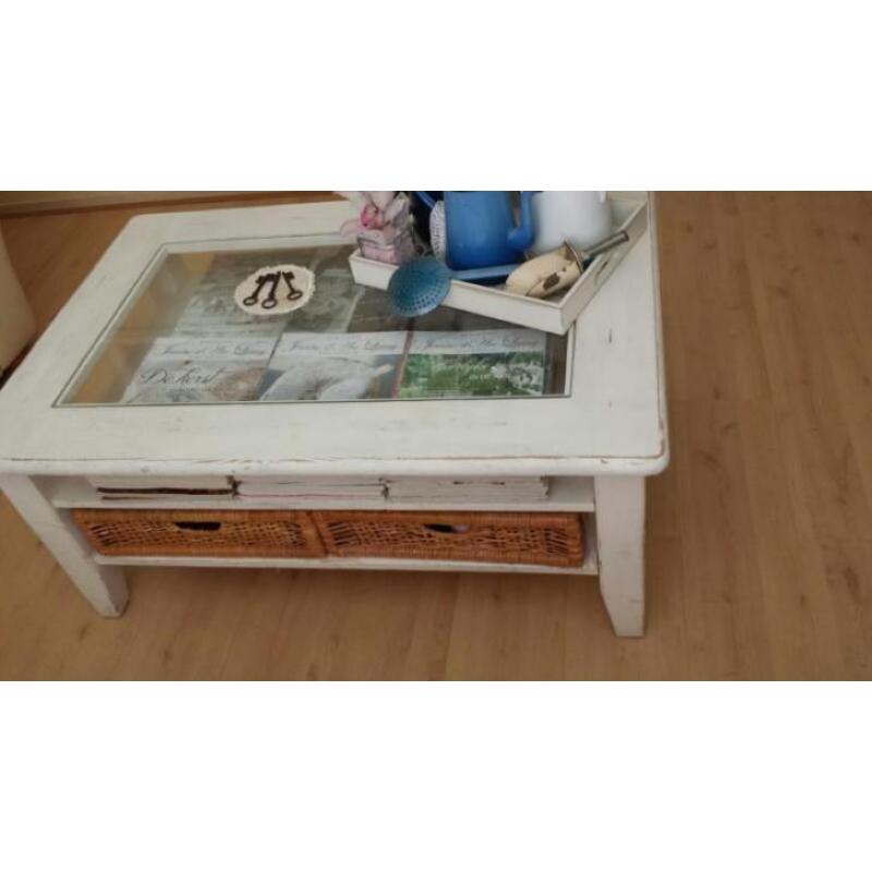 Brocante style salontafel met rietenmanden erin & glasplaat