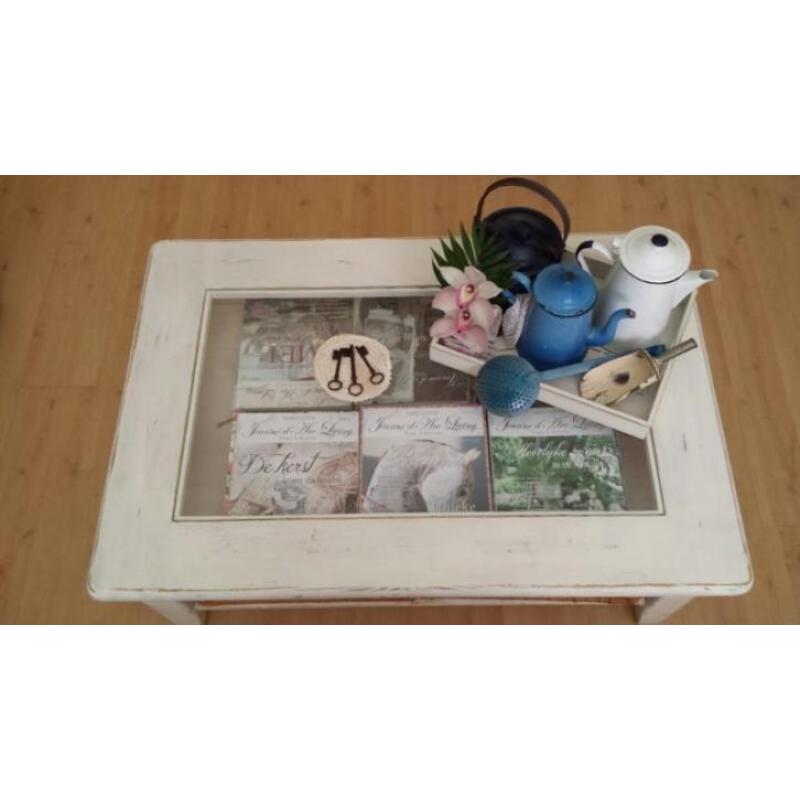 Brocante style salontafel met rietenmanden erin & glasplaat