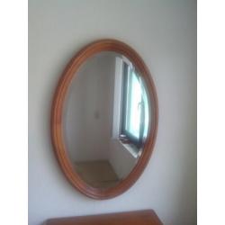 spiegel met houten rand