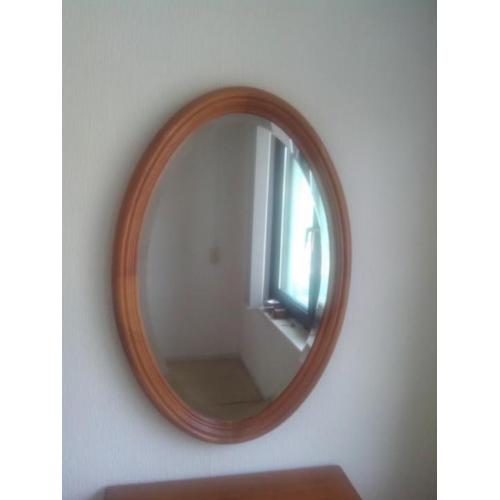 spiegel met houten rand