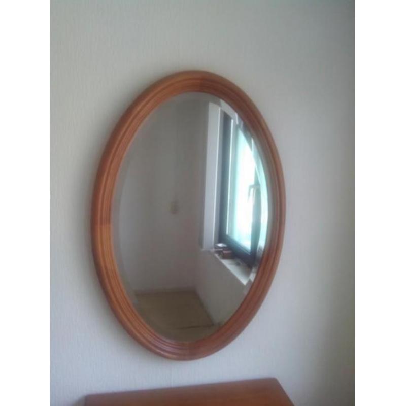 spiegel met houten rand