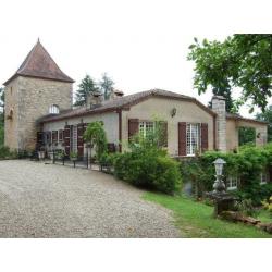 TK: Landhuis met pigeonnier op 13,5 ha , weide/bos+verhuur.
