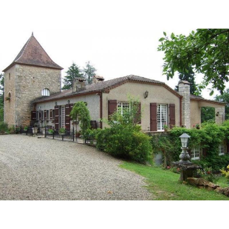 TK: Landhuis met pigeonnier op 13,5 ha , weide/bos+verhuur.
