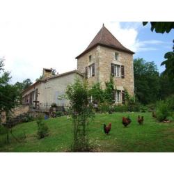 TK: Landhuis met pigeonnier op 13,5 ha , weide/bos+verhuur.