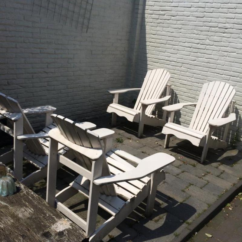 Vier witte houten tuinstoelen