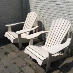 Vier witte houten tuinstoelen
