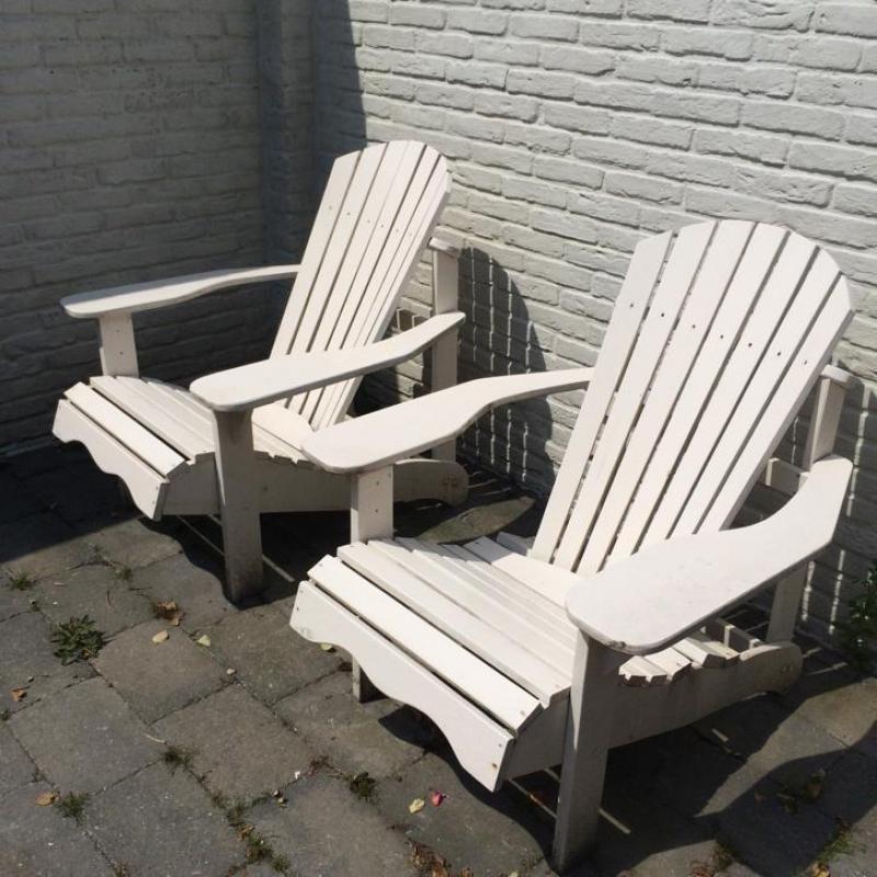 Vier witte houten tuinstoelen