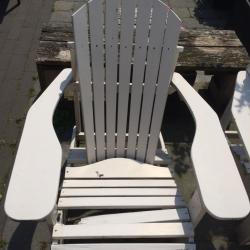 Vier witte houten tuinstoelen