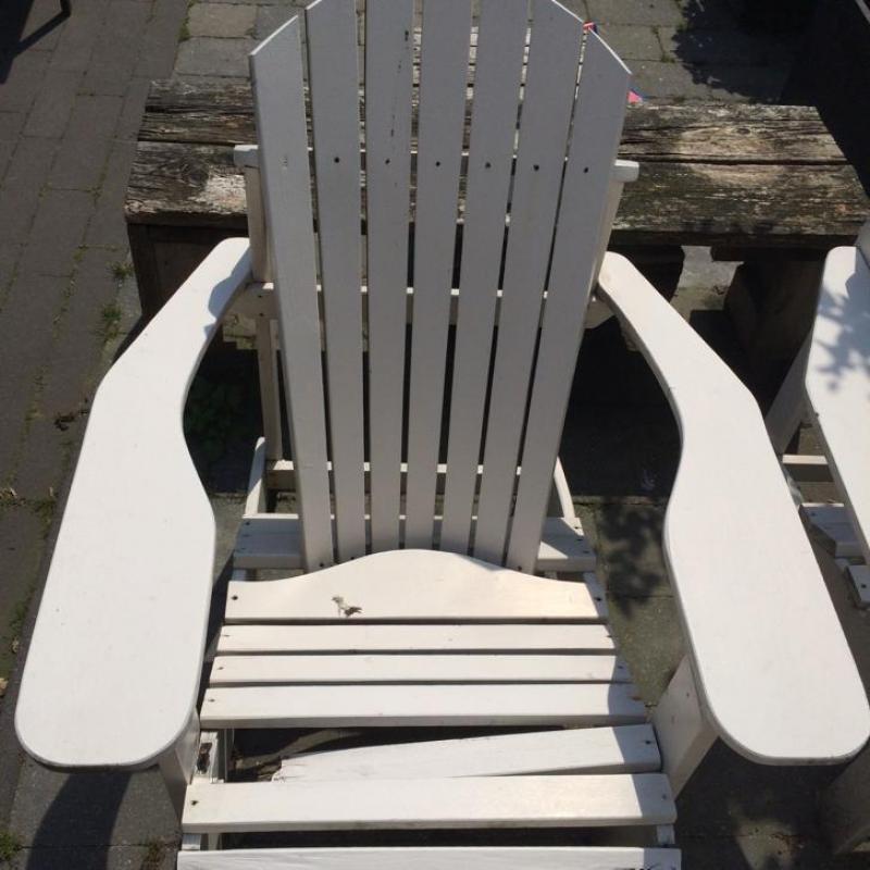 Vier witte houten tuinstoelen