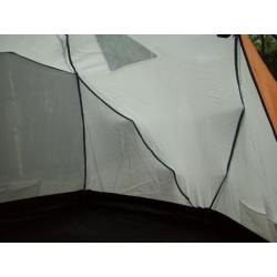 Ruime Iglo-tent met dubbel zeil
