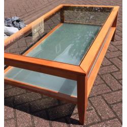langwerpige salontafel met 2 glazen bladen