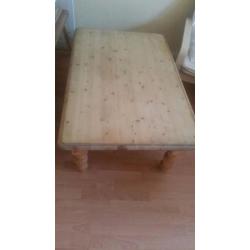 Hout salontafel met glazen afdekplaat