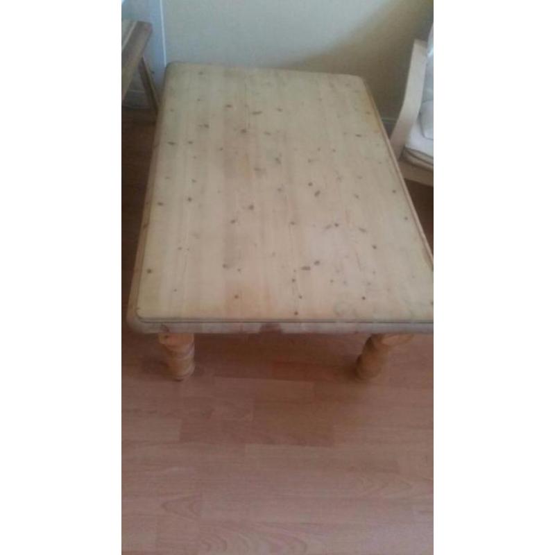Hout salontafel met glazen afdekplaat