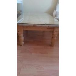 Hout salontafel met glazen afdekplaat