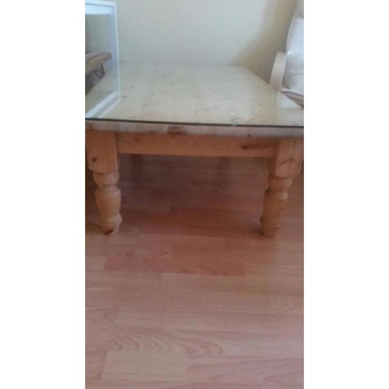 Hout salontafel met glazen afdekplaat