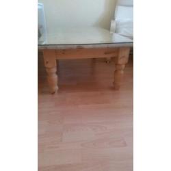 Hout salontafel met glazen afdekplaat