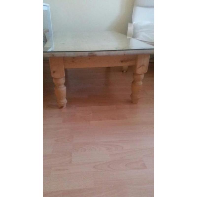 Hout salontafel met glazen afdekplaat