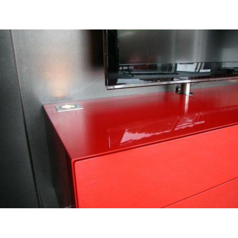 Zwevende tv-kast rood hoogglans met tv-draaisysteem artyx 4