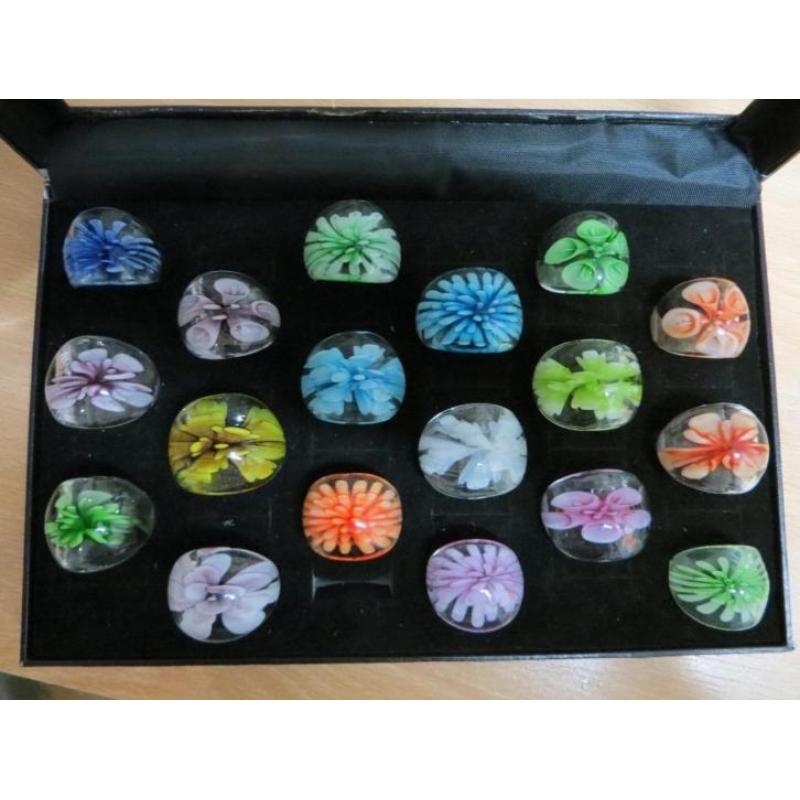 Partij (105 stuks) ringen van glas