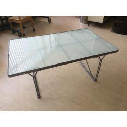 Moderne salontafel met glasplaat