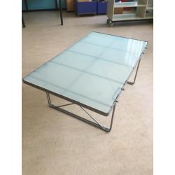 Moderne salontafel met glasplaat