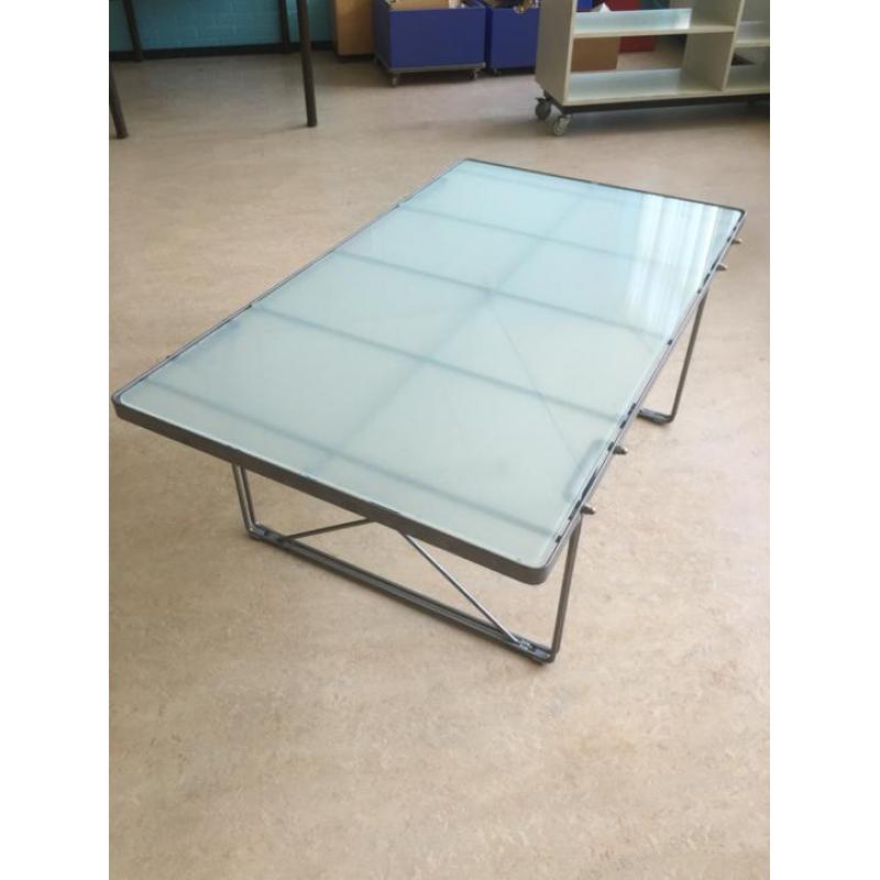 Moderne salontafel met glasplaat