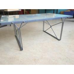 Moderne salontafel met glasplaat