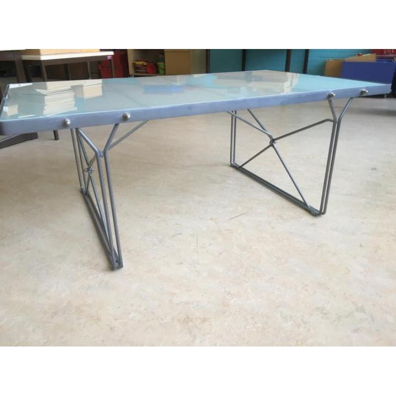 Moderne salontafel met glasplaat