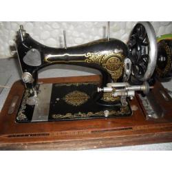 prachtige antieke naaimachine in houten koffer