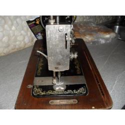 prachtige antieke naaimachine in houten koffer