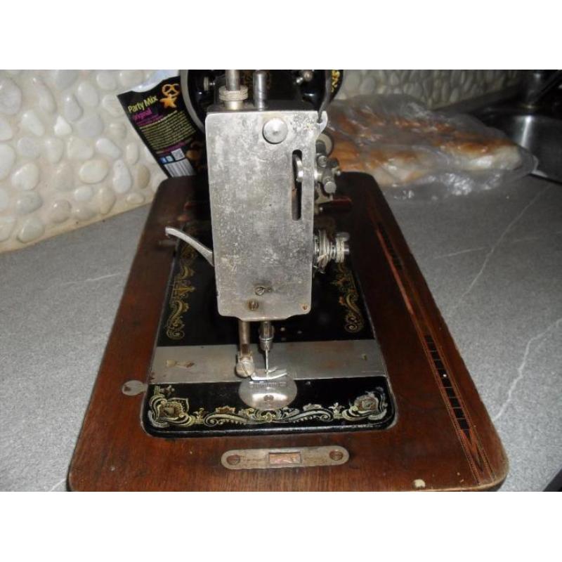 prachtige antieke naaimachine in houten koffer