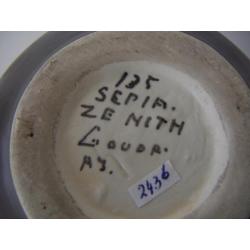 Zenith Gouda plateel jr.1925-1935 vaas met Sepia decoratie.