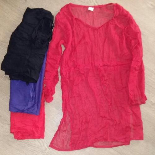 Diverse truitjes, shirtjes en andere dameskleding.
